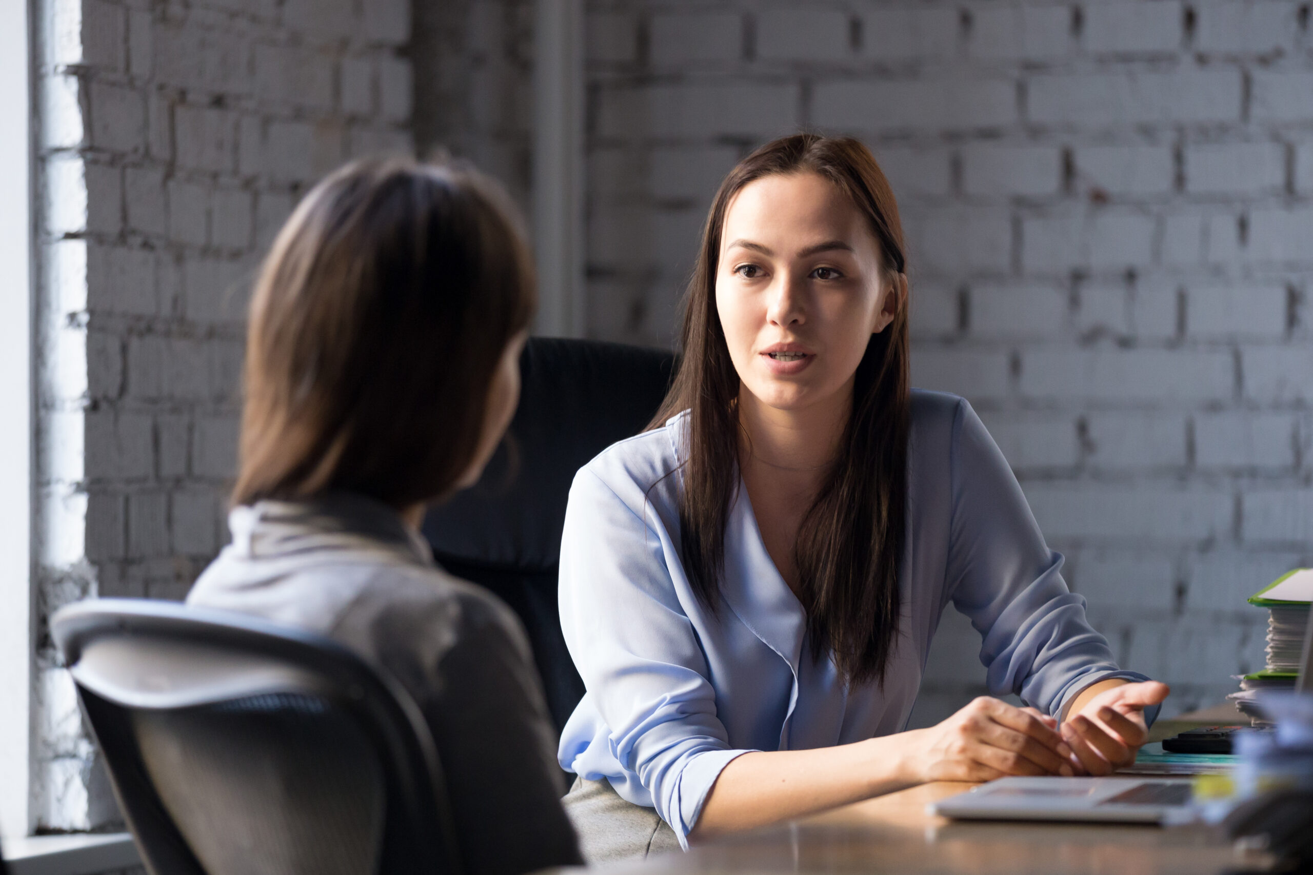 Female employee. Коучинг девушка. HR менеджер. Серьезная женщина. Девушка рекрутер.